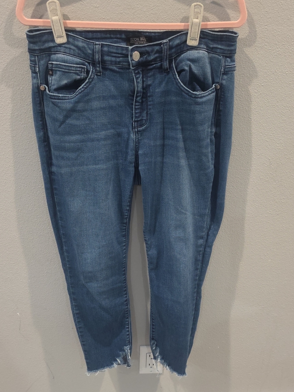 Judy Blue Medium Blue High-Rise Cropped Jeans with Frayed Hem